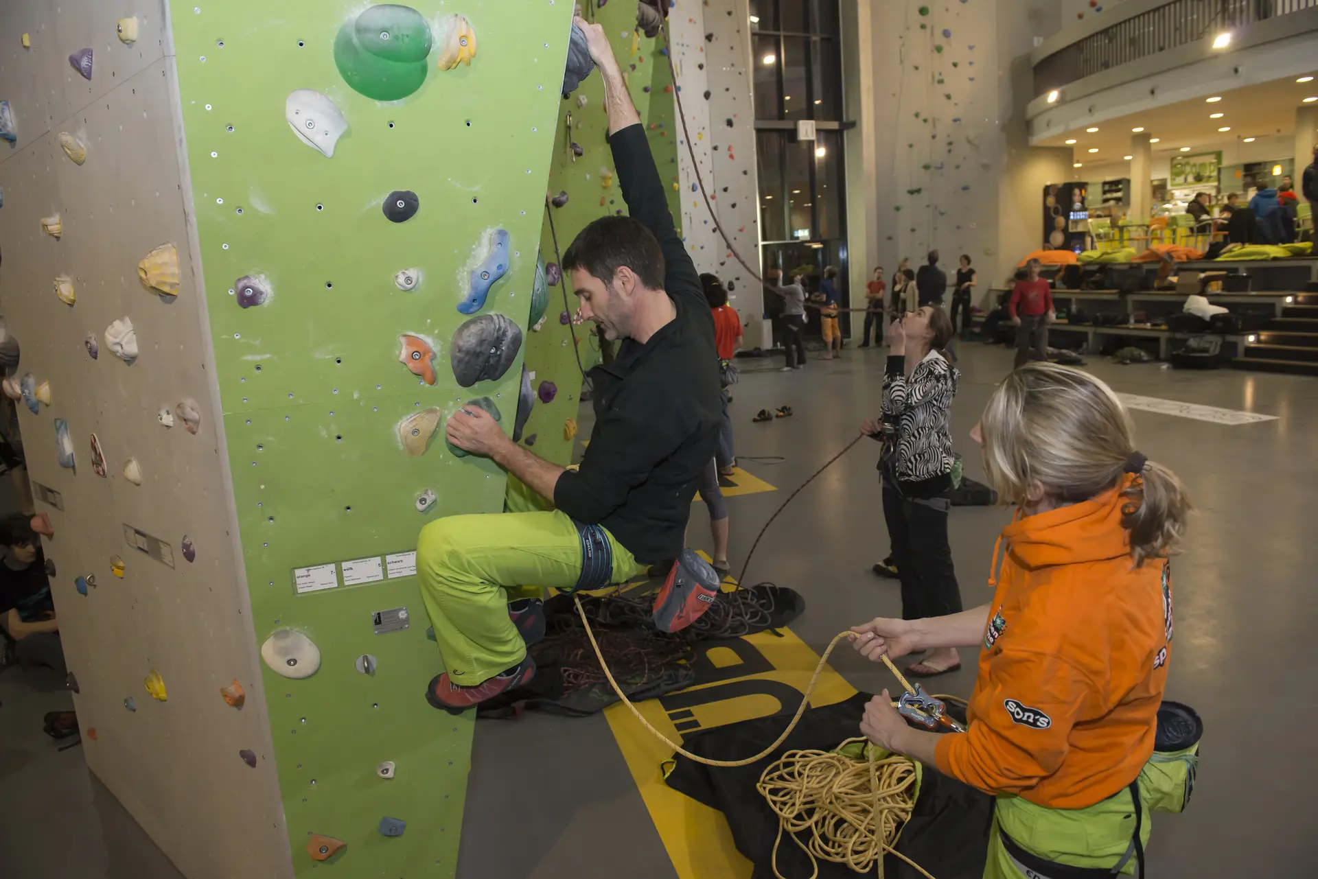 Ein Kletterpaar beim Klettern und Sichern in einer Kletterhalle | © DAV/Thilo Brunner