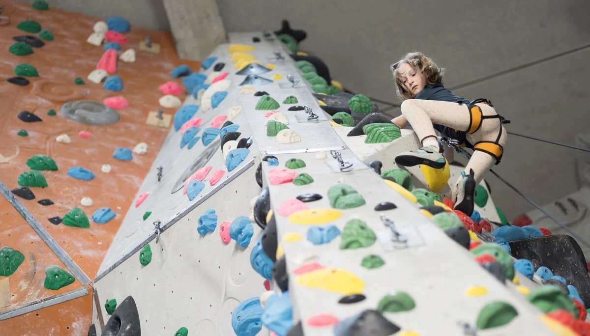 Ein Mädchen beim Familienklettern in der Kletterhalle des DAV | © DAV / Jens Klatt