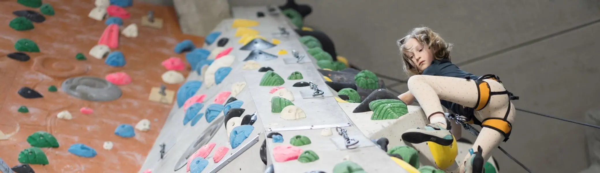 Ein Mädchen beim Familienklettern in der Kletterhalle des DAV | © DAV / Jens Klatt