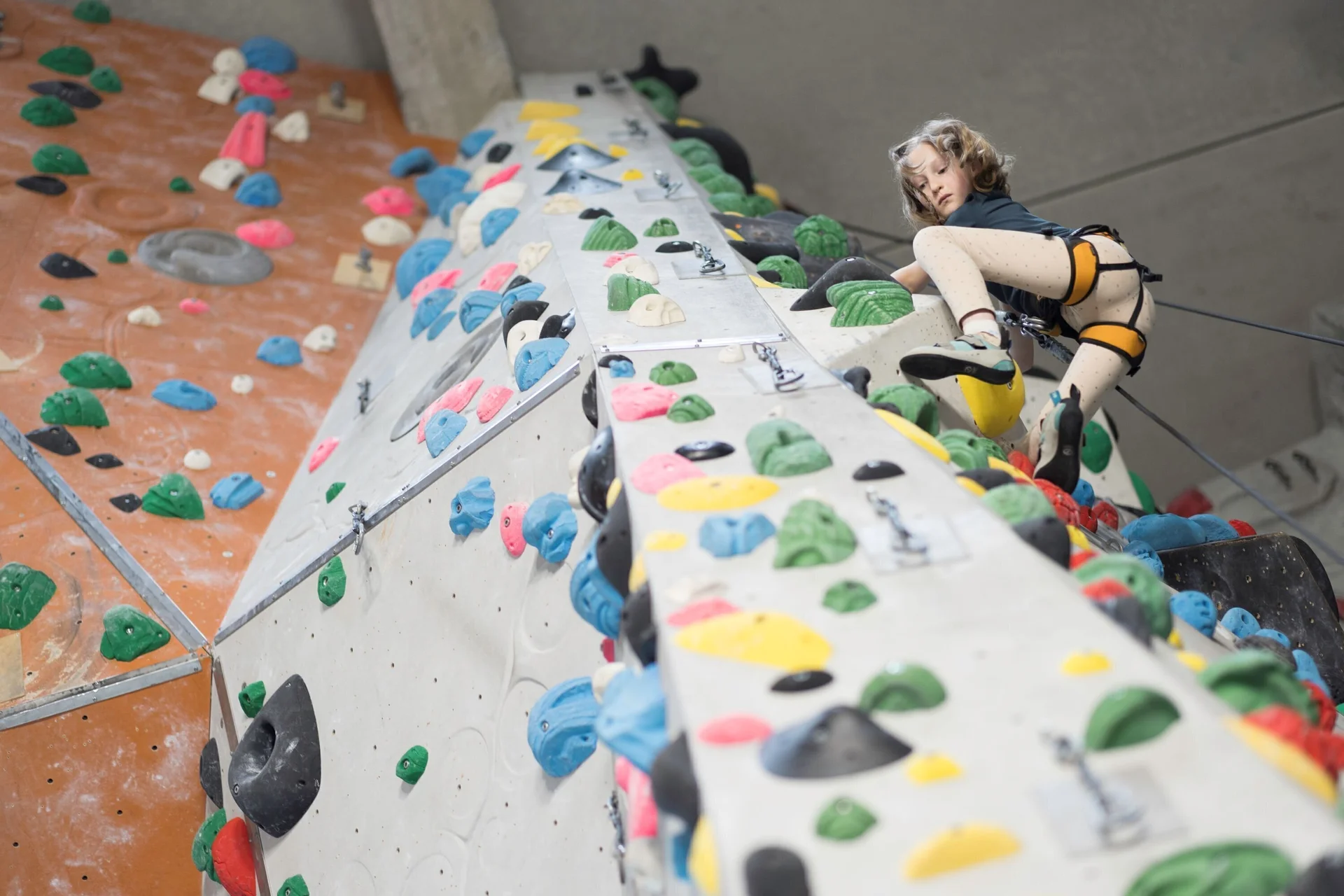 Ein Mädchen beim Familienklettern in der Kletterhalle des DAV | © DAV / Jens Klatt
