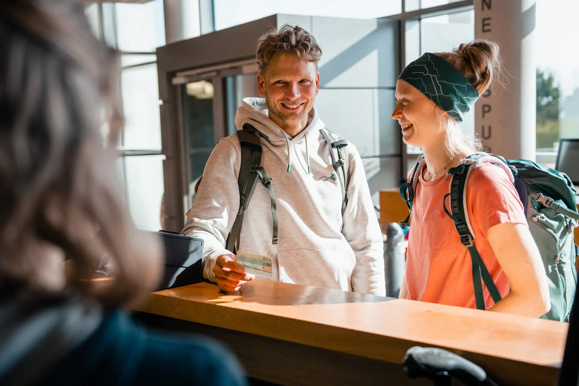 Zwei Personen stehen im ANmeldebereich einer Boulderhalle | © DAV/Marisa Koch