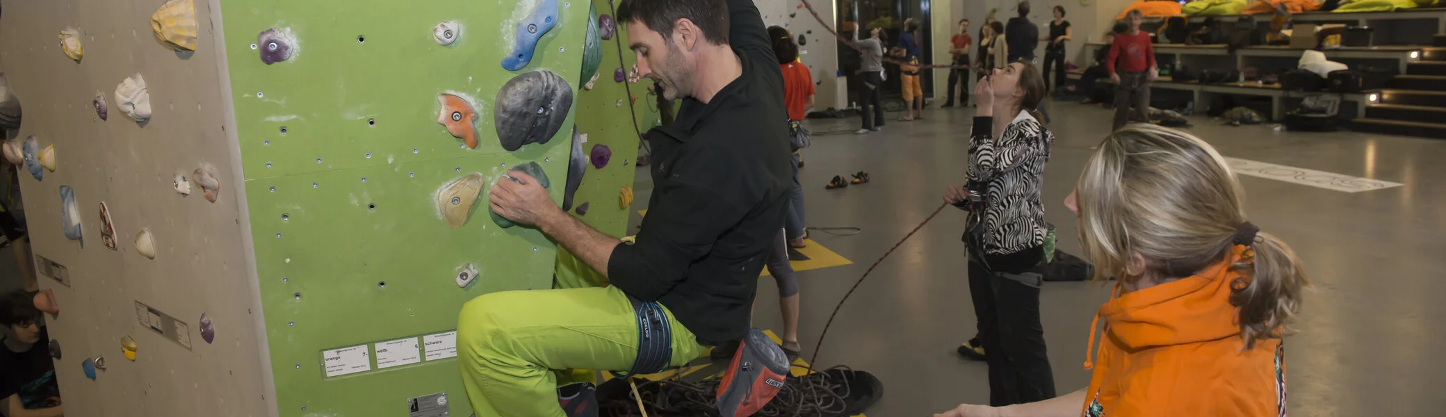 Ein Kletterpaar beim Klettern und Sichern in einer Kletterhalle | © DAV/Thilo Brunner